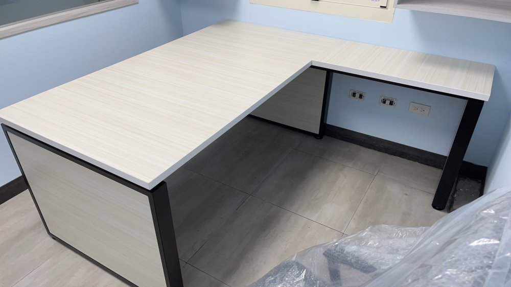 淺白木紋L型主管辦公桌